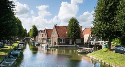 Inviting chalet in Monnickendam with garden