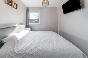 2 bedrooms, iron/ironing board, free WiFi