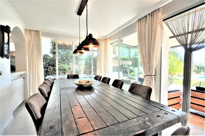 Beautiful spacious vacation home for families with a big swimming pool, garden and games room. - Free Wifi