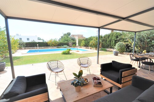 Beautiful spacious vacation home for families with a big swimming pool, garden and games room. - Free Wifi