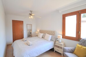 4 slaapkamers, een strijkplank/strijkijzer, reisbedje, gratis wifi