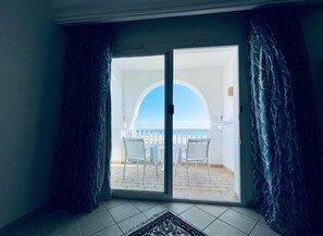 Suite – basic, 1 kingsize-seng, sjøutsikt | Terrasse/patio