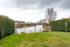 Property grounds - Antibes 232 - Kustpark Village Scaldia - Detached holiday home directly at the lake with spacious garden (Hoofdplaat)