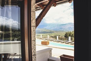 Una piscina al aire libre de temporada