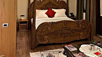 Deluxe King Suite | 1 dormitorio, sistema de insonorización, ropa de cama