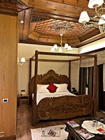 Deluxe King Suite | Soundproofing, bed sheets