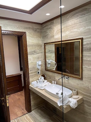 Deluxe King Suite | ์์ค | ํค์ด๋๋ผ์ด์ด, ๋น๋ฐ, ํ์, ๋น๋