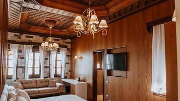 Deluxe Queen Suite | Soundproofing, bed sheets