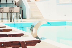Una piscina al aire libre de temporada
