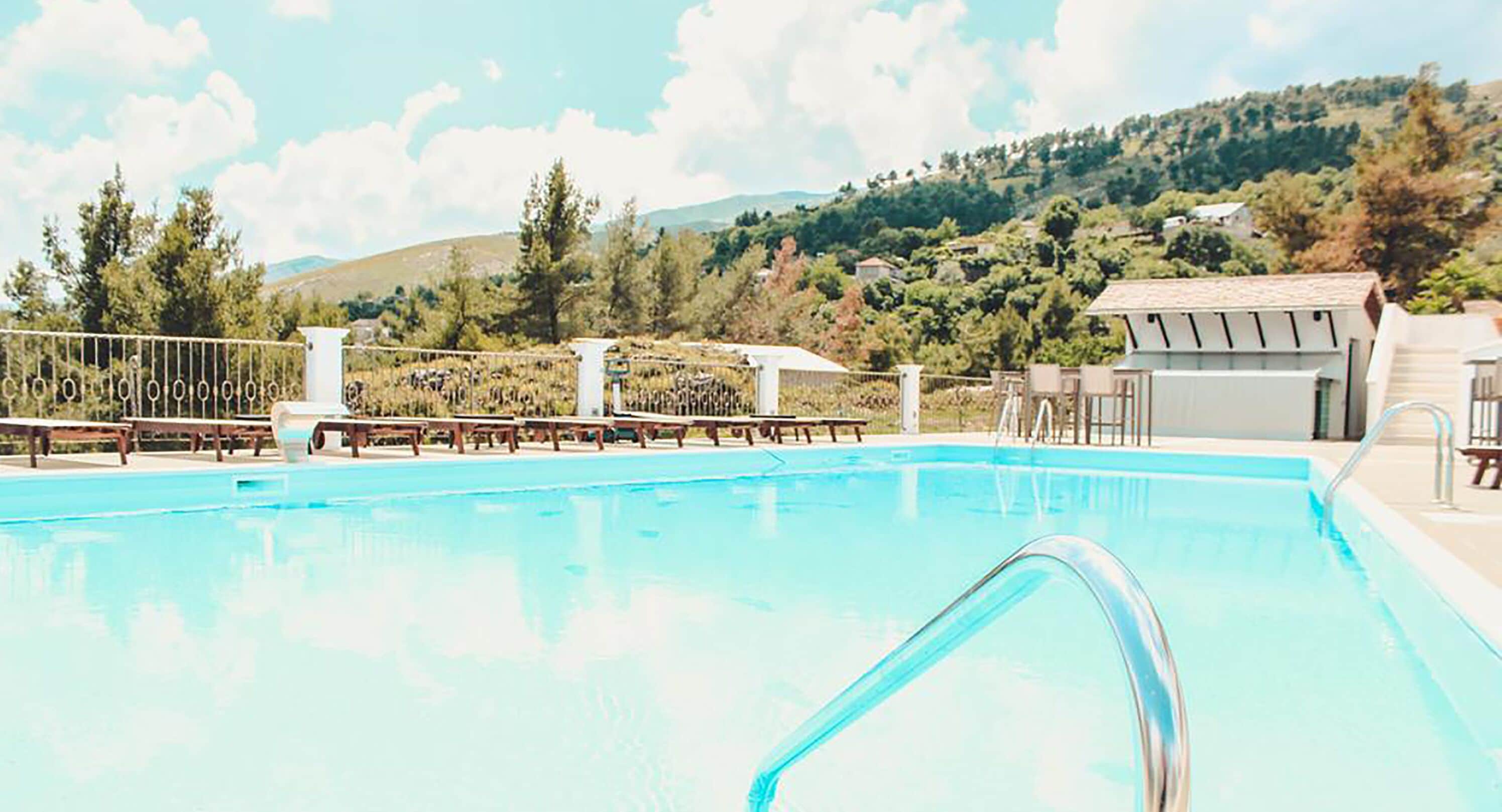 Una piscina al aire libre de temporada