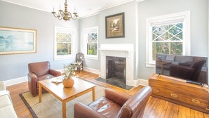 Living room - Cobb's Carriage by Lucky Savannah (Savannah)