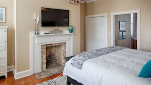 House, 3 Bedrooms - Blue on Broughton by Lucky Savannah (Savannah)