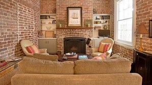 Unclassified image, 5 of 15, button - Mayor's Quarters by Lucky Savannah (Savannah)