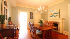 Maison, 2 chambres | Salle à manger