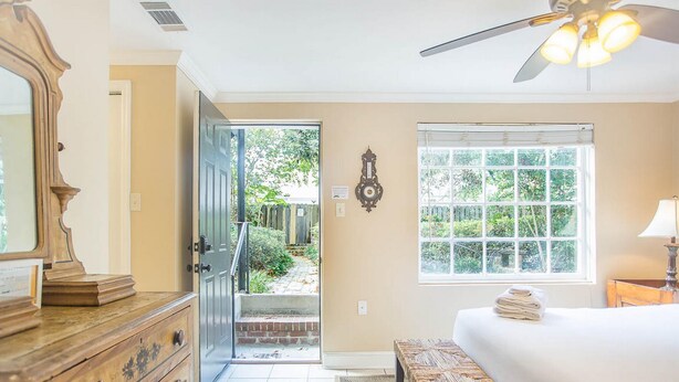 House, 1 Bedroom - Chatham Square Garden Apartment by Lucky Savannah (Savannah)