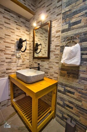 Bathroom | Free toiletries, slippers - Hotel Praga (Gjirokastër)