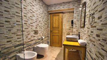 Bathroom | Free toiletries, slippers