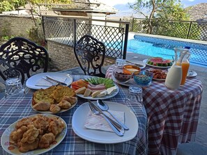 Outdoor dining - Hotel Praga (Gjirokastër)
