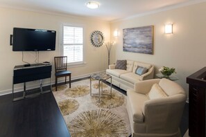 Appartamento, 1 letto queen | Soggiorno | TV 36 pollici con canali satellitari