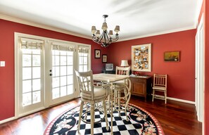 Dining - Forsyth Place by Lucky Savannah (Savannah)