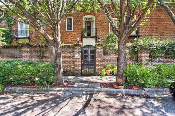 House, 2 Bedrooms | Exterior - Julia's Jewel on Price by Lucky Savannah (Savannah)