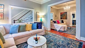 House, 2 Bedrooms | Living room - Julia's Jewel on Price by Lucky Savannah (Savannah)