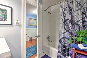 House, 2 Bedrooms | Bathroom - Julia's Jewel on Price by Lucky Savannah (Savannah)