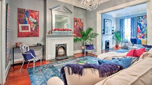 House, 2 Bedrooms | Living room - Julia's Jewel on Price by Lucky Savannah (Savannah)