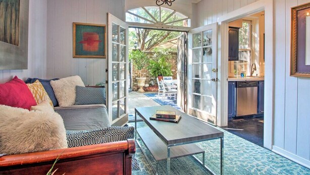 House, 2 Bedrooms | Living room - Julia's Jewel on Price by Lucky Savannah (Savannah)