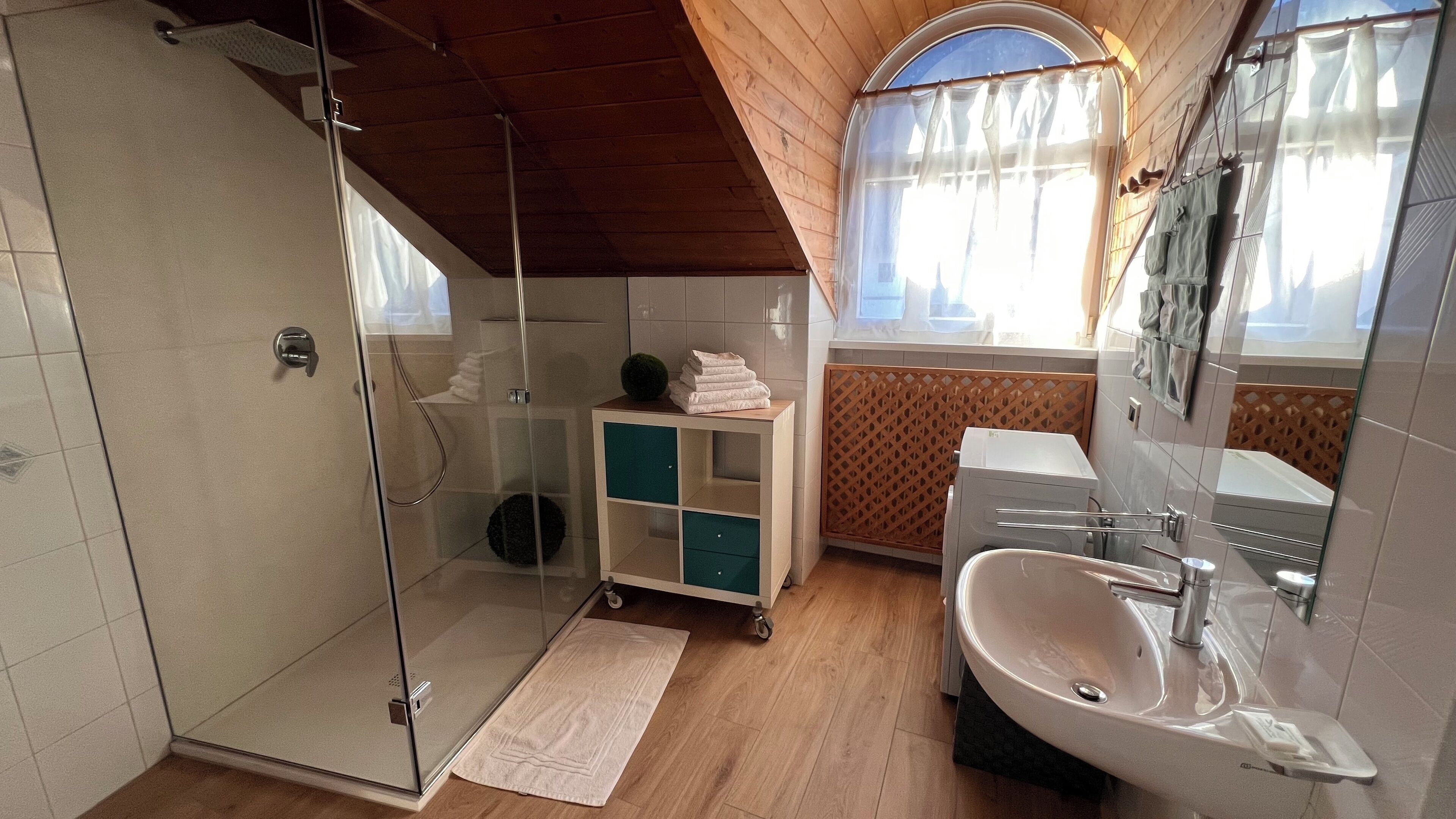 Bañera con ducha, secador de pelo, bidet, toallas