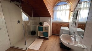 Duschwanne, Haartrockner, Bidet, Handtücher