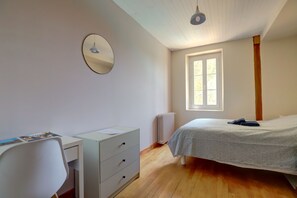 8 chambres, bureau, chambres insonorisées, fer et planche à repasser