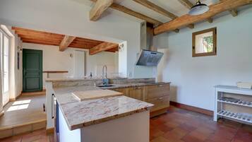 Een koelkast, een microgolfoven, een oven, een kookplaat