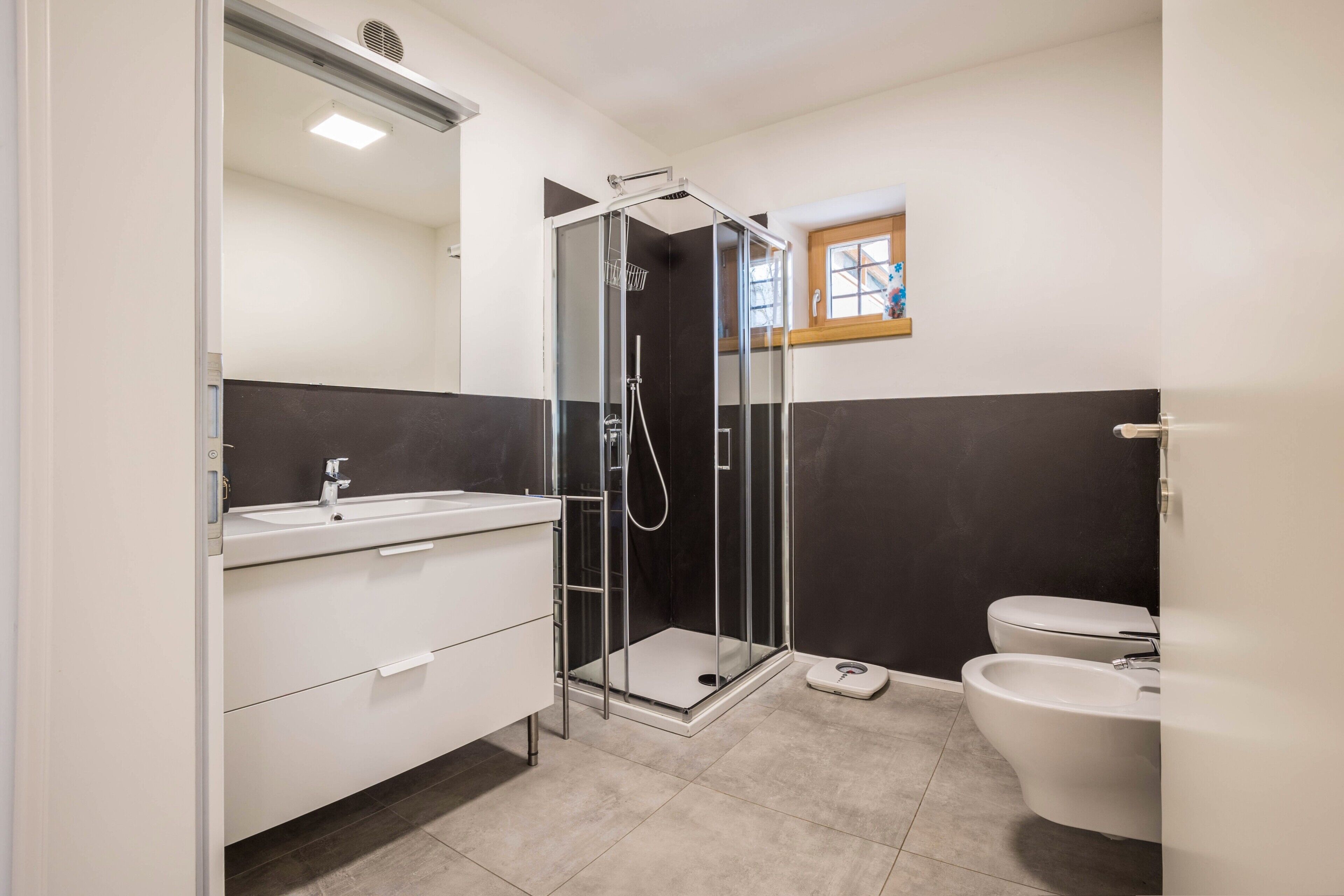 Douche, articles de toilette gratuits, sèche-cheveux