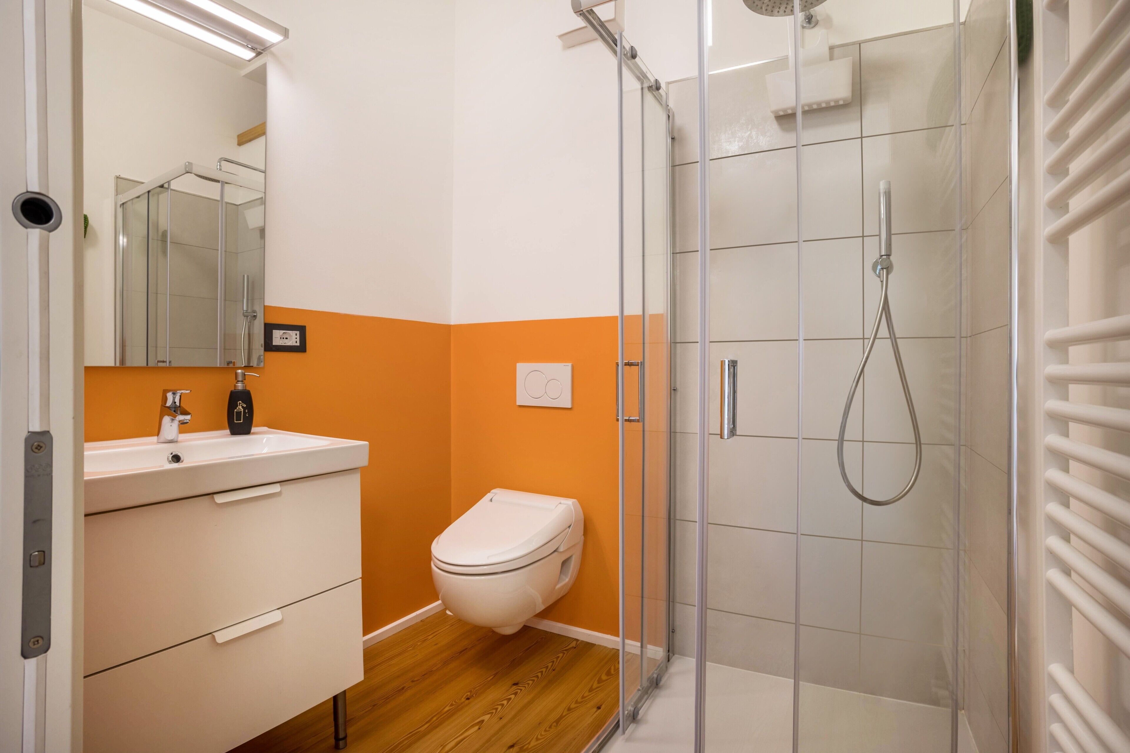 Un baño con ducha, inodoro y lavabo.
