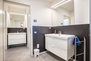 Douche, articles de toilette gratuits, sèche-cheveux