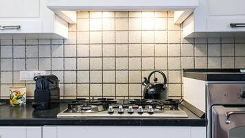Frigorifero, forno, piano cottura, lavastoviglie