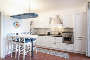 Jääkaappi, uuni, liesi, astianpesukone