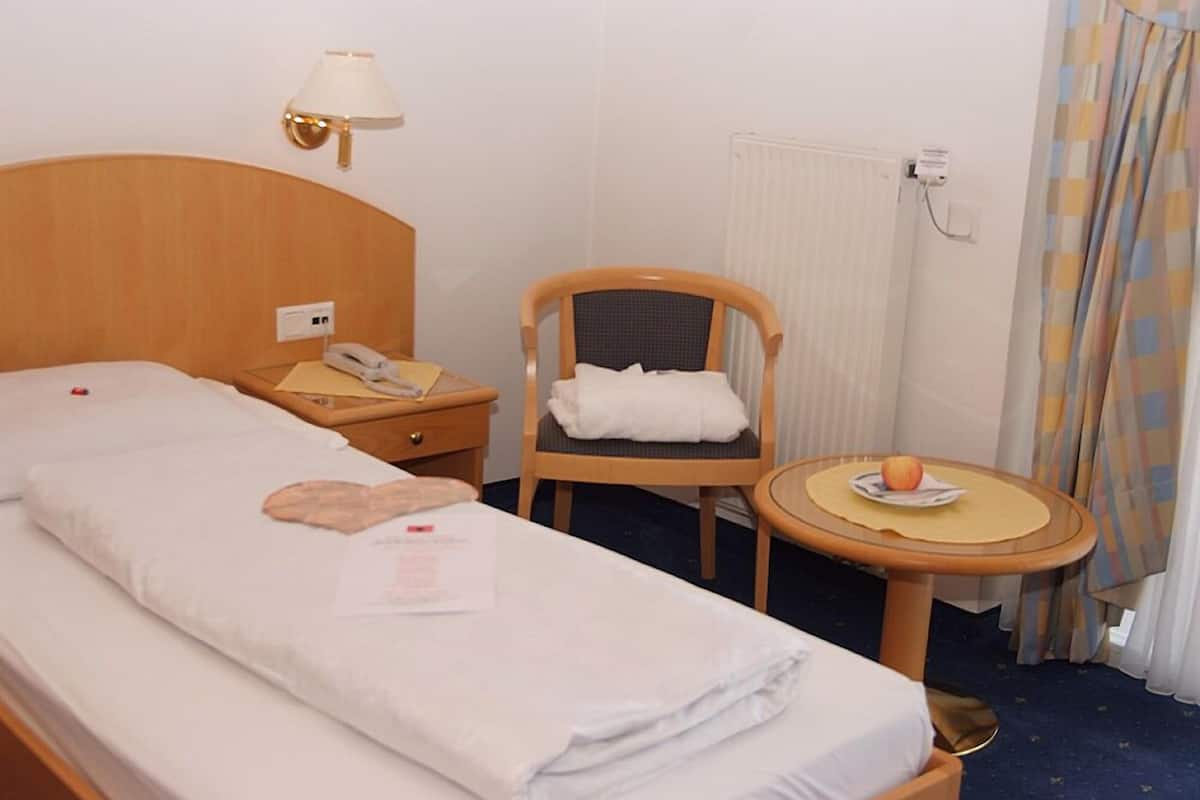 Enkeltrom – basic, ikke-røyk, utsikt mot innsjø | Sengetøy av topp kvalitet, minibar, safe på rommet og skrivebord