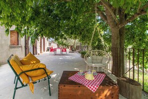 Outdoor dining - Holiday Home 'Casa Il Carrubbo' with Garden, Terrace & Wi-Fi (Modica)