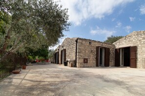 Exterior - Holiday Home 'Casa Il Carrubbo' with Garden, Terrace & Wi-Fi (Modica)