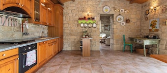 Holiday Home 'Casa Il Carrubbo' with Garden, Terrace & Wi-Fi