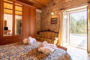 2 bedrooms, iron/ironing board, free WiFi, bed sheets - Holiday Home 'Casa Il Carrubbo' with Garden, Terrace & Wi-Fi (Modica)