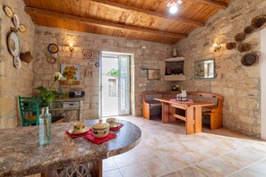 Dining - Holiday Home 'Casa Il Carrubbo' with Garden, Terrace & Wi-Fi (Modica)