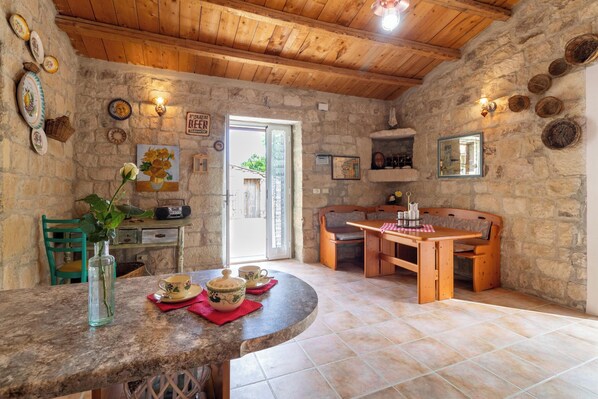 Dining - Holiday Home 'Casa Il Carrubbo' with Garden, Terrace & Wi-Fi (Modica)