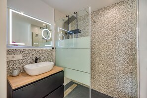 Dusche, Haartrockner, Handtücher