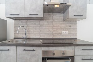 Fridge, oven, stovetop, coffee/tea maker