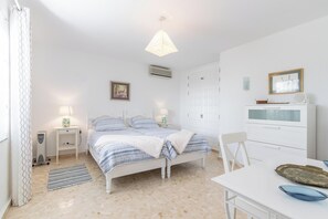 2 slaapkamers, een strijkplank/strijkijzer, gratis wifi, beddengoed