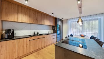 Jääkaappi, mikroaaltouuni, uuni, liesi