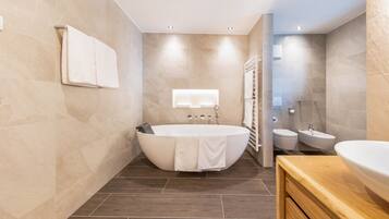 Badkar, hÄrtork och handdukar